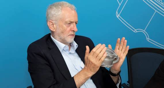 Jeremy Corbyn在Telford的Protolabs制造工厂拿着3D打印原型(©Protolabs 2018)