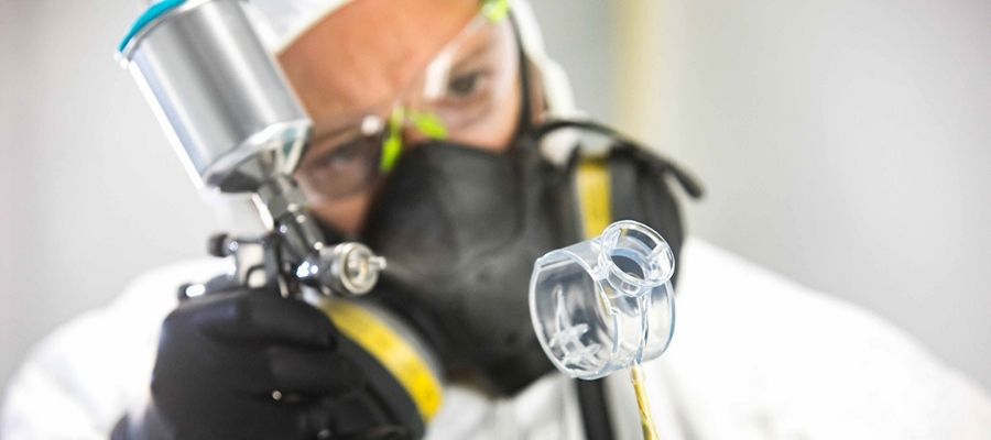 3D-Druck-Ingenieur bereitet individuelles Fertigteil vor